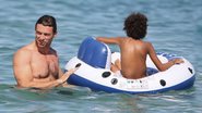 Com o filho, Oscar, o ator aproveita banho de mar - Grosby Group