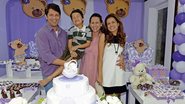 À mesa, Mario com o filho Miguel, a mulher, Juliana, e a ex Nívea comemoram a chegada de Laura. - Fernanda Fernandes