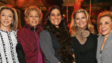 Em SP, Tânia Wagner, Cecília Szajman, a filha Esther, Denise Antão e Beth Arbaitman em recital pelos 95 anos da União Brasileiro-Israelita do Bem-Estar Social.