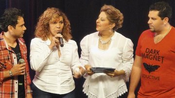 Em SP, a dupla Laluna & Vinícius e a cantora Fátima Leão cantam no aniversário de 5 anos do programa de Nice Passos, 3a da esquerda para a direita, na TV Aparecida.