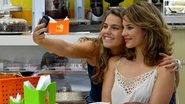 Paola Oliveira com Michele (Giovana Ferrer) em 'Malhação' - Reprodução / TV Globo