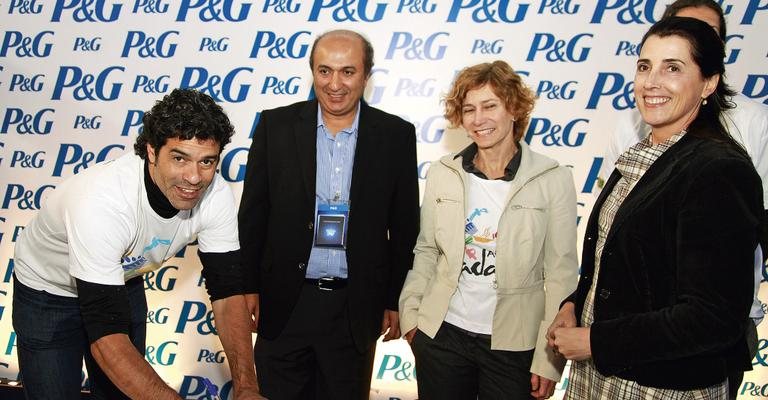 Raí assina parceria com empresa presidida por Tarek Farahat, sob os olhares de Patrícia e Magic Paula. - Caio Guimarães