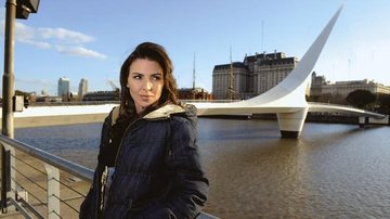 Apaixonada pela capital argentina, Glenda, que comanda o reality global, admira a Puente de La Mujer... - TV Globo/Adrian Diaz