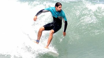 Cauã Reymond mostra habilidade no surf - Delson Silva / AgNews