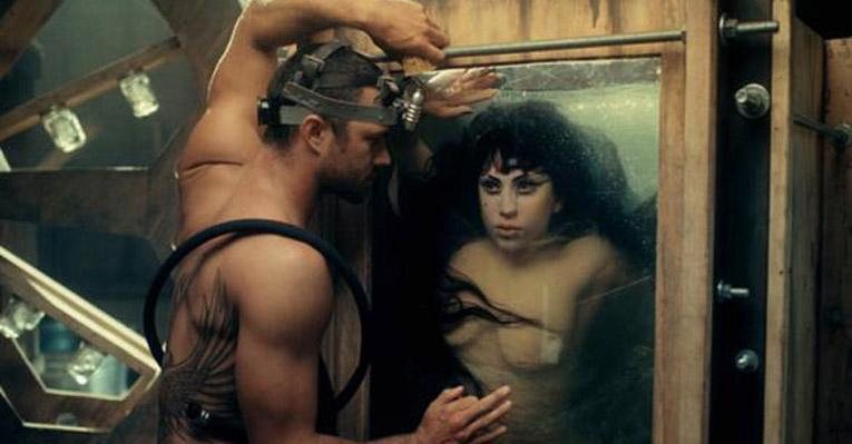Lady Gaga e Taylor Kinney atuando juntos em 'You And I' - Reprodução