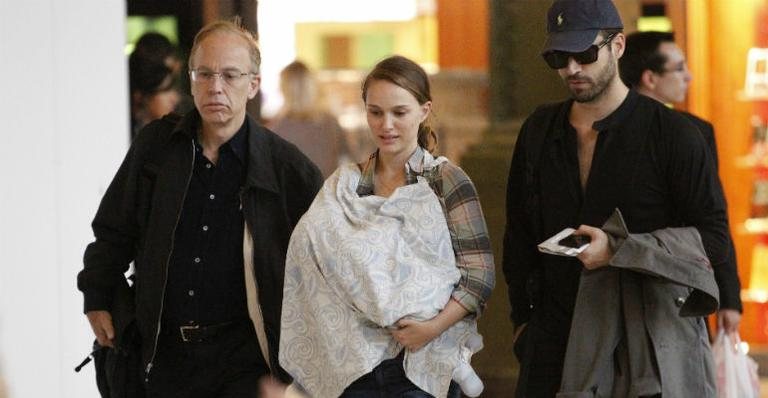 Natalie Portman carrega o filho, Aleph, em Paris - The Grosby Group