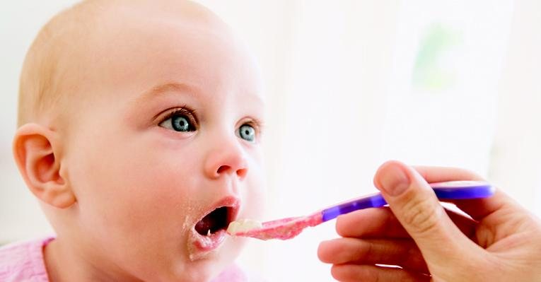 A primeira papinha, conheça um mundo de sabores para o seu bebê - Shutterstock e Divulgação
