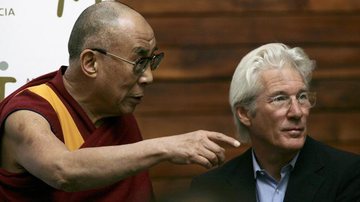 Richard Gere visita museu com Dalai Lama - Reuters