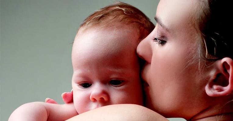 O olfato é o sentido mais desenvolvido do recém-nascido. Por meio dele, o bebê reconhece a mãe até no escuro - Divulgação