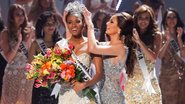 Leila Lopes, de Angola, recebe a coroa de Miss Universo 2011 de Ximena Navarrete, a Miss Universo 2010 - Bruno Zanardo/ Fotoarena