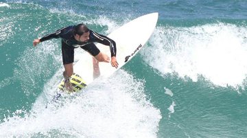 Cauã Reymond surfa na Barra da Tijuca - Dilson Silva/AgNews