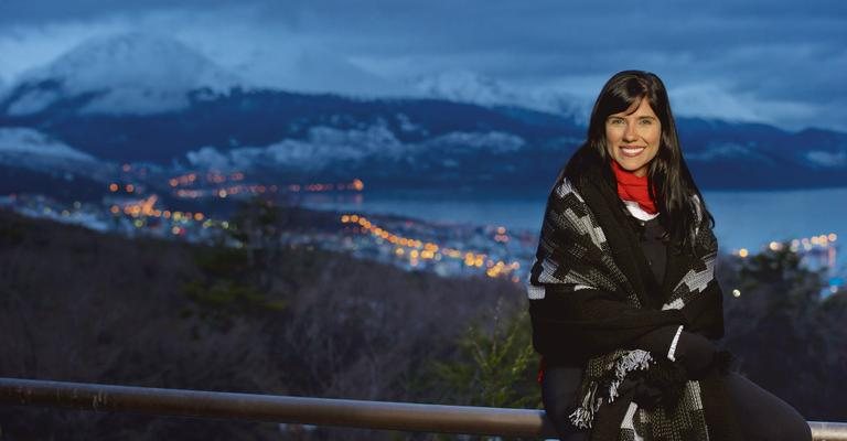 Na temporada CARAS/ Neve, a estrela da Record curte o anoitecer em Ushuaia, na Patagônia argentina, da varanda do Las Hayas Resort Hotel. - Martin Gurfein