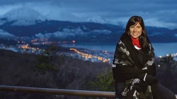 Na temporada CARAS/ Neve, a estrela da Record curte o anoitecer em Ushuaia, na Patagônia argentina, da varanda do Las Hayas Resort Hotel. - Martin Gurfein