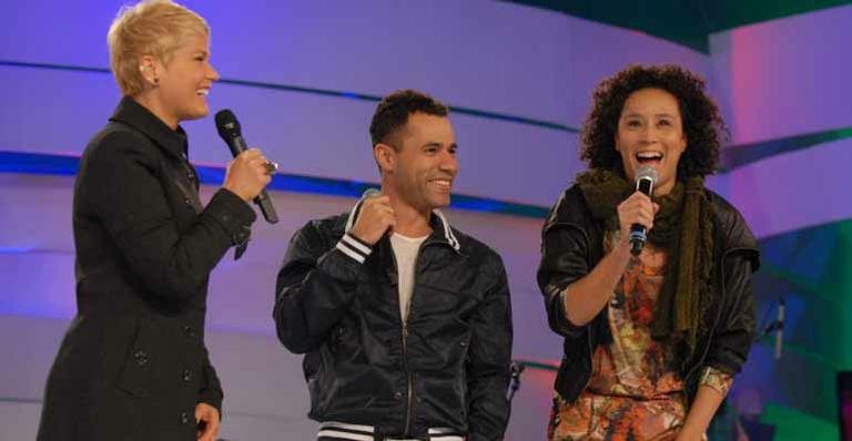 Xuxa recebe Rodrigo Sant’anna e Thalita Carauta - TV Globo/ Matheus Cabral