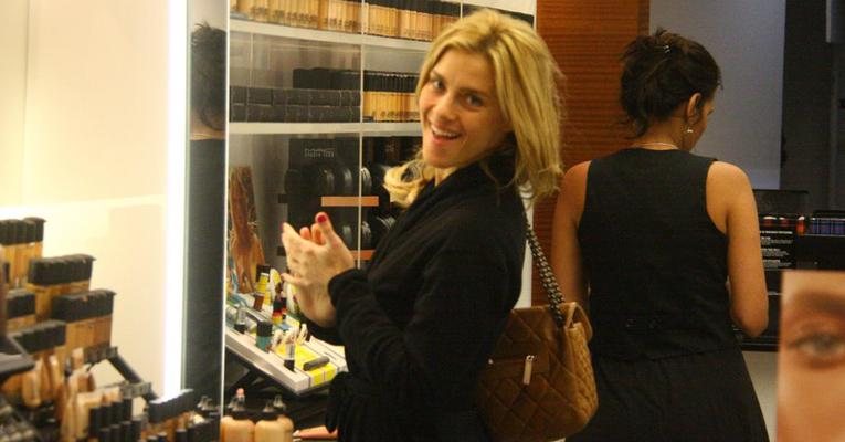Carolina Dieckmann compra maquiagem no Rio - Daniel Delmiro / AgNews