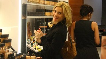 Carolina Dieckmann compra maquiagem no Rio - Daniel Delmiro / AgNews