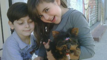 Klara Castanho e Bebê, o cãozinho que ganhou de Xuxa - Reprodução Twitter
