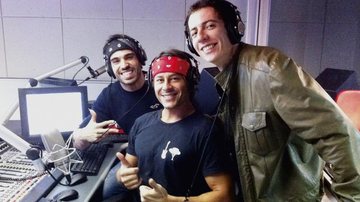 No Rio, Théo Becker participa de programa da FM O Dia e é ladeado por Alexandre Woolley e Dedé Galvão.