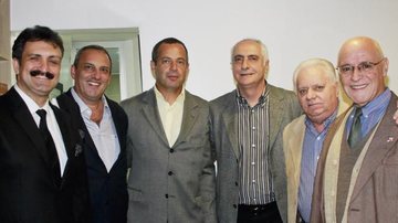 Em SP, José Quagliotti Salamone, Milton Sérgio, Marcos Belizário, Antônio Grasso, Valdemar Moreno e padre Camacho em coquetel.