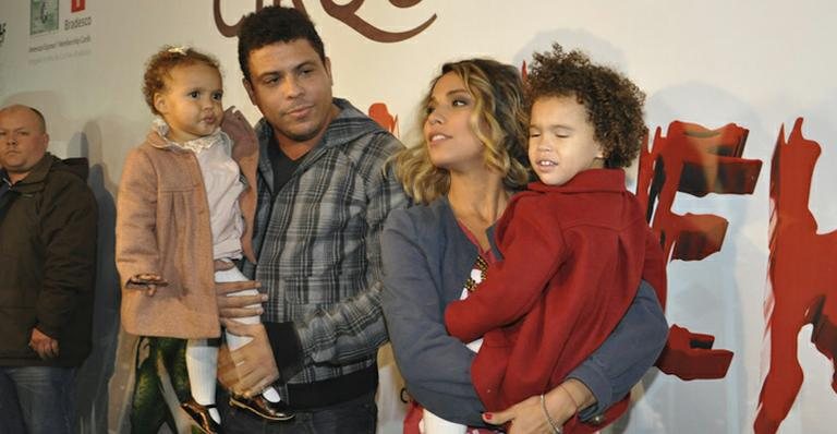 Ronaldo Nazário com a mulher, Bia Antony, e as filhas, Maria Alice e Maria Sophia - Amauri Nehn e Tiago Archanjo/AgNews