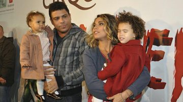Ronaldo Nazário com a mulher, Bia Antony, e as filhas, Maria Alice e Maria Sophia - Amauri Nehn e Tiago Archanjo/AgNews