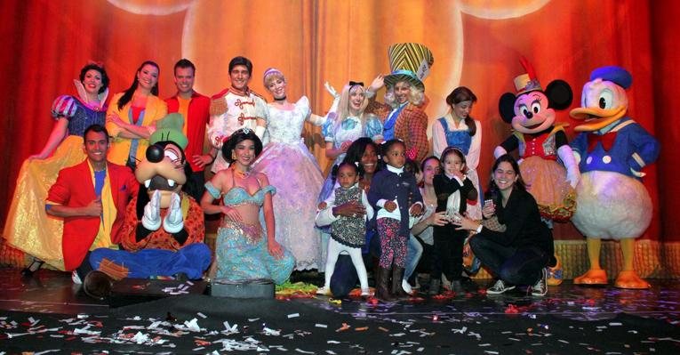Glória Maria com as filhas ao lado dos personagens da Disney em espetáculo no Rio - Roberto Filho / AgNews