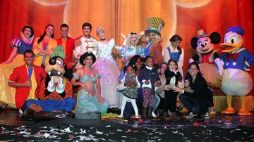 Glória Maria com as filhas ao lado dos personagens da Disney em espetáculo no Rio - Roberto Filho / AgNews