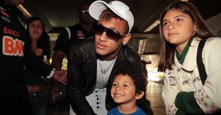 Neymar posou para fotos com seus fãs ao desembarcar no aeroporto de Guarulhos, em São Paulo - Orlando Oliveira/AgNews