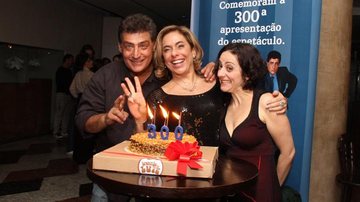 Cissa comemora ao lado dos colegas de elenco Giuseppe Oristanio e Josie Antello - Thyago Andrade / Photo Rio News