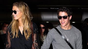 Nick Jonas desembarca em São Paulo com a namorada, a cantora Delta Goodrem - Manuela Scarpa/Photo Rio News
