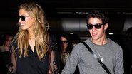 Nick Jonas desembarca em São Paulo com a namorada, a cantora Delta Goodrem - Manuela Scarpa/Photo Rio News