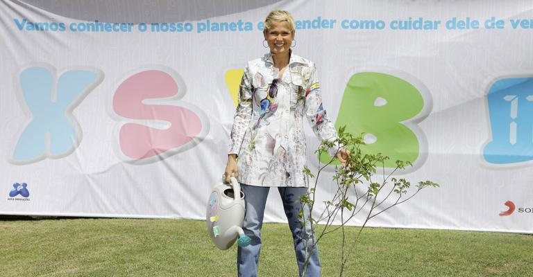 A apresentadora planta uma muda na Lagoa, Rio, durante festa do projeto Só Para Baixinhos 11. - Gianne Carvalho