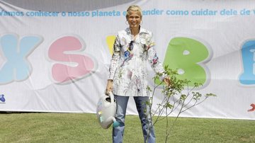 A apresentadora planta uma muda na Lagoa, Rio, durante festa do projeto Só Para Baixinhos 11. - Gianne Carvalho