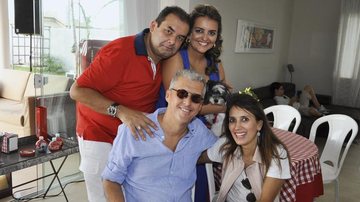 O empresário Jota Abussafi festeja seus 46 anos com a noiva, Giuliane Monteiro e o casal de amigos Mario e Irene de Lacerda.