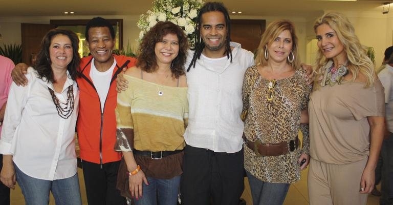 Claudine Rodrigues com o filho, Jair Oliveira, ao centro, reúne a amiga Rosana Leme de Camargo, o marido, Jair Rodrigues, Suzy Ayres e Marta Livia Suplicy em feijoada do Clube do Bem, SP.