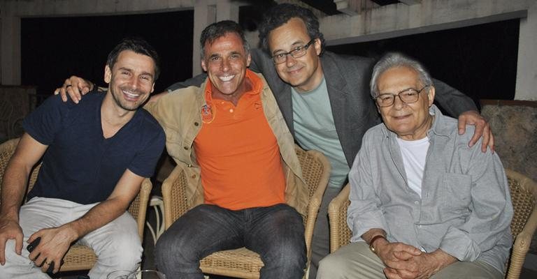 Em Araxá, MG, Murilo Rosa, Oscar Magrini e Othon Bastos, de cinza, e o diretor Alberto Araújo filmam longa.