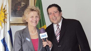 Em SP, Brigida Scaffo, cônsul-geral do Uruguai em SP, conversa com Surrey Youssef, para atração da TVA e Net.