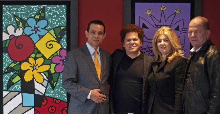 Em hotel da capital paulista, o gerente Carlos Estradas parabeniza o artista plástico Romero Britto, que expõe no local e é prestigiado por Márcia Brow e Robson Britto, irmão do artista.