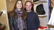O casal Silvana e Rubens Barrichello prestigia abertura de flagship de grife japonesa.