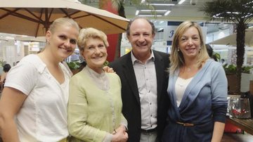 Gabriela Baumgart com a mãe Glorinha, e Marcel e Anette Rivkind em mostra, SP.