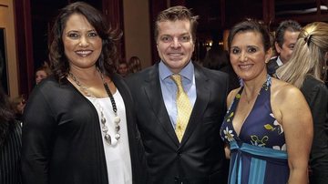 Valéria Balbi, Carlos Bonetti e Liliana Takaoka em jantar beneficente, em SP.