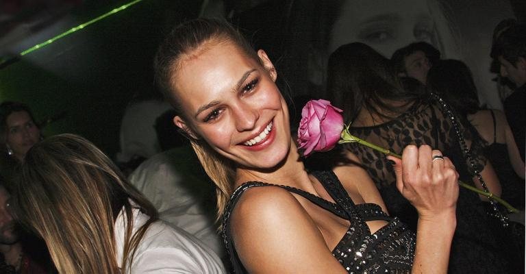 Em casa noturna em SP, a modelo Karen Nuremberg festeja seus 22 anos com...