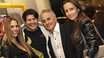 Gabriela Verdeja com o namorado, o cantor Paulo Ricardo, o apresentador Otávio Mesquita e sua Melissa Wilman se encontram na abertura de loja voltada para os fãs de automobilismo, SP.