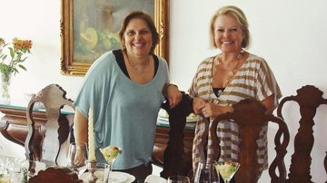 A escritora Betty Silberstein é recebida por Silvia Bruno Securato em almoço de confraternização em sua editora, em SP.