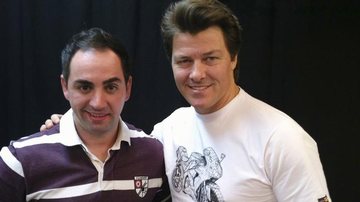 O hair stylist Bruno Di Maglio com o apresentador Caetano Zonaro, em SP.