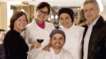 Em restaurante em SP, a jornalista Wanda Nestlehner aprecia iguarias dos chefs Mariana Valentini, Paula Labaki e Guga Rocha, também aprovadas pelo escritor Humberto Werneck.