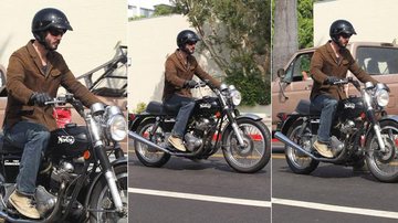 Keanu Reeves passeia de moto por Los Angeles - Honopix