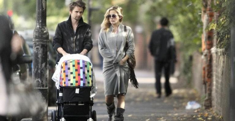 Kate Hudson e Matt Bellamy passeiam com Bingham Hawn em Londres - Honopix