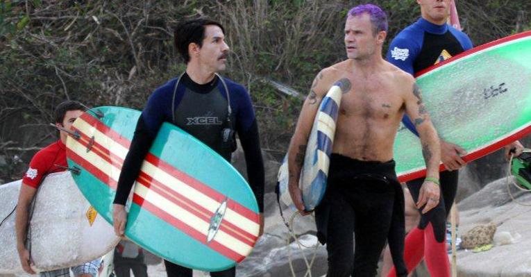 Anthony Kiedis e Flea surfam na praia do Recreio dos Bandeirantes, no Rio de Janeiro - Gabriel Reis e Delson Silva/AgNews