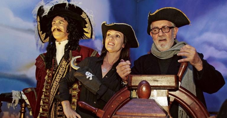 No museu, ao lado do boneco do Capitão Gancho, Bel e o pai fazem pose de pirata. - Felipe Panfili